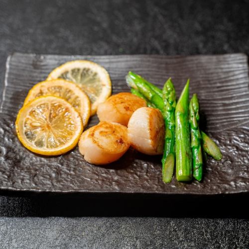 Scallops and asparagus with lemon butter