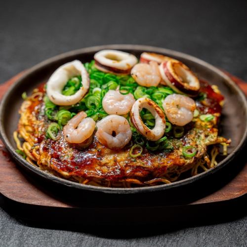 Special okonomiyaki with lots of ingredients [Benbei Special]