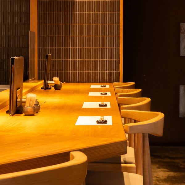 [Enjoy exquisite teppanyaki at the spacious counter] This restaurant allows you to fully enjoy the atmosphere of the grill from the counter seats.A space where you will be captivated by the culinary performance unfolding before your eyes and where you will feel soothed in body and soul.The fragrant aroma and the sound of the food being grilled on the iron plate will whet your appetite.Enjoy delicious teppanyaki dishes and drinks to your heart's content.