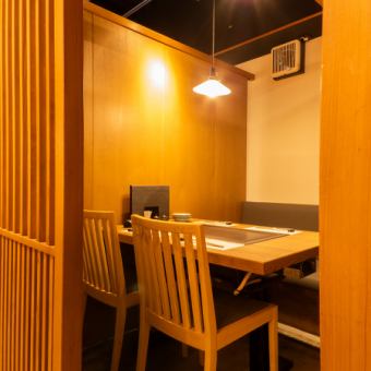 4名様用個室も完備。心安らぐ空間。テーブルと椅子は木材を使用。清潔感があり、居心地の良さ◎。美味しい料理を囲みながら、会話に花を咲かせましょう。ぜひ当店で、素敵な時間をお過ごしください。ご予約はお早めに★