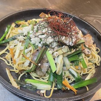 Fried noodles with yellow chives and salt