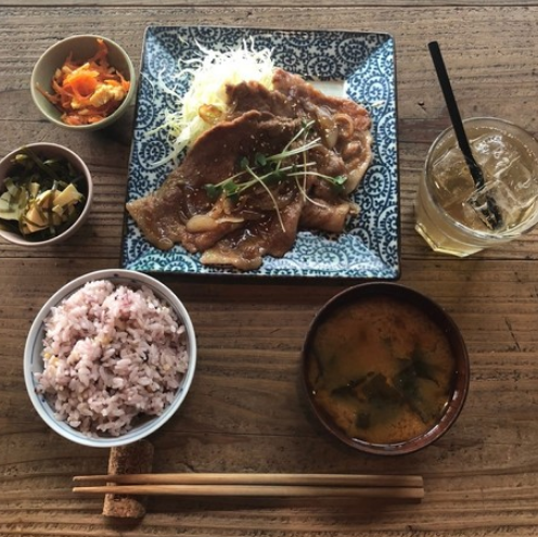 건축 50년 정도의 고민가에서 맛보는 평상복 점심【돼지의 생강 구이 정식】1000엔