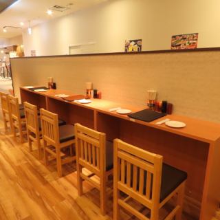 We have six counter seats available, so even if you are dining alone you can feel comfortable enjoying your meal.Please feel free to drop by for lunch or after work.