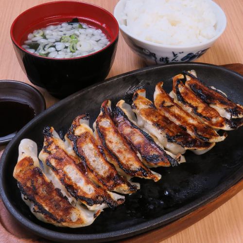 [Gyoza set meal 1,180 yen]