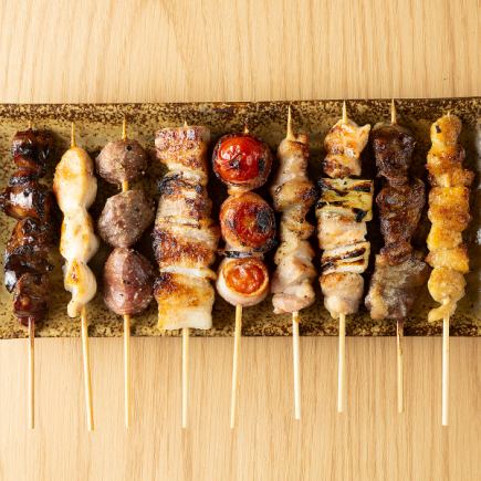 6000日元（含税）套餐，包含10道菜，例如芝麻鲭鱼、烤鸡串、和牛内脏、马肉刺身，以及无限畅饮。