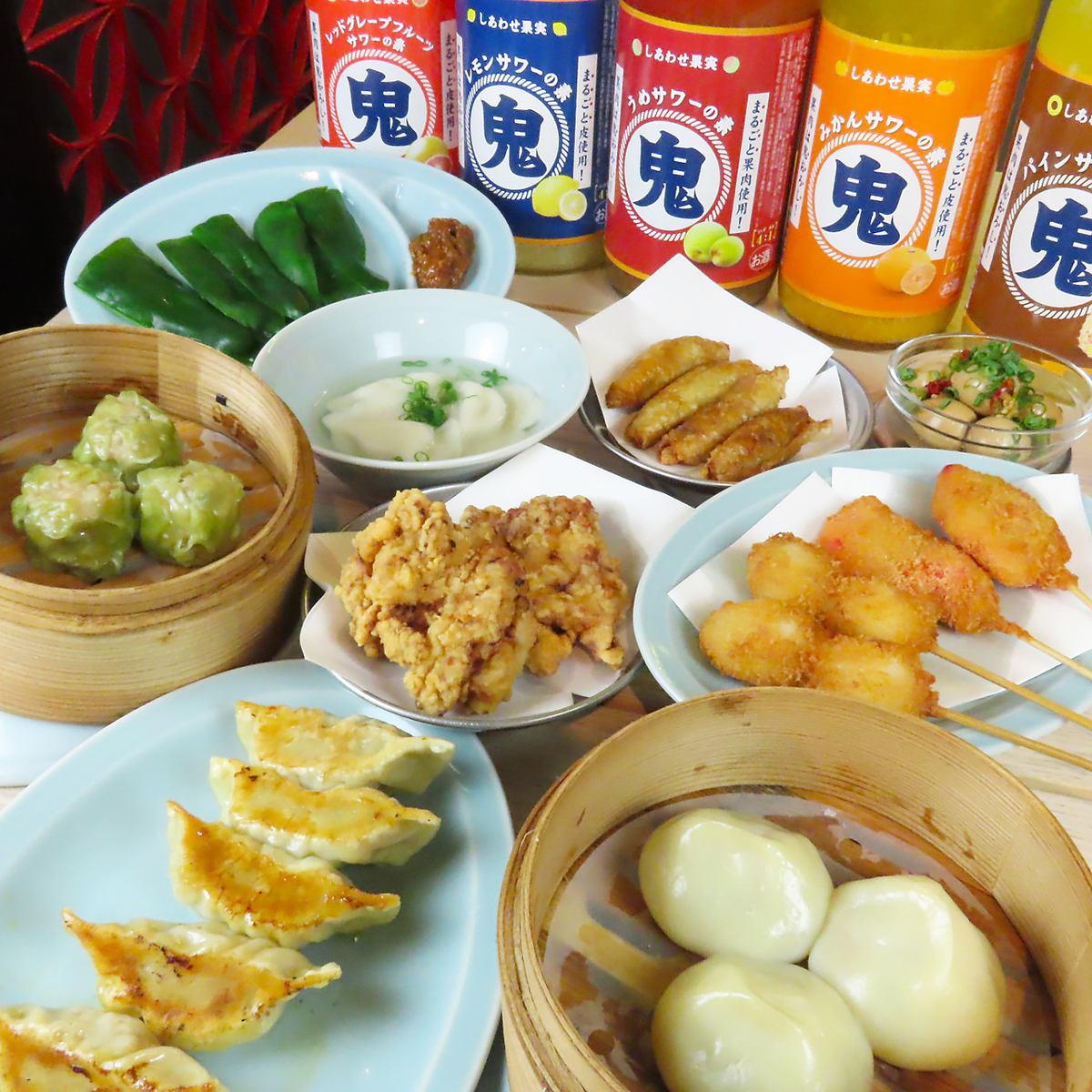 Enjoy the rich flavor of gyoza until late at night while taking in the night view from the large windows