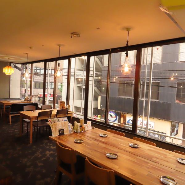 We offer table seating in a contemporary and stylish atmosphere.The light wooden tables and simple chairs create a warm and inviting atmosphere.The neon art on the walls adds an accent and creates a special atmosphere.It's the perfect place to relax and enjoy a meal.