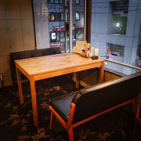 落ち着いたテーブル席。