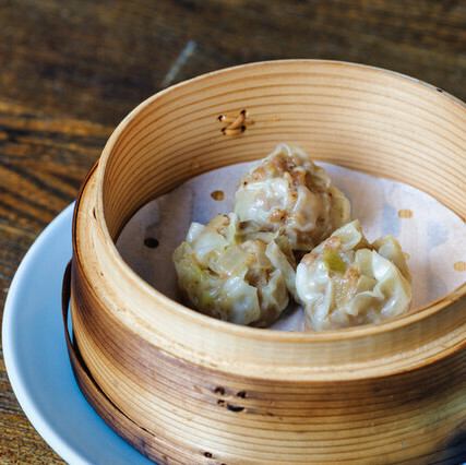 こだわりの餃子など一品料理が楽しめます。