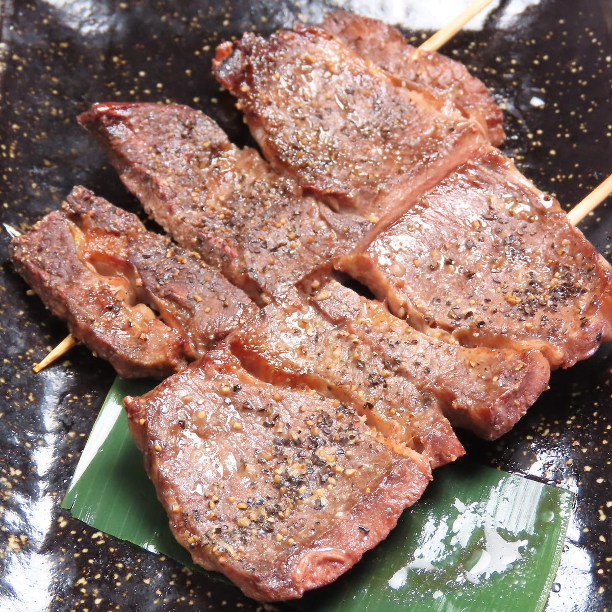 香ばしい串焼など肉料理が充実！旨さで宴会も盛り上がる◎
