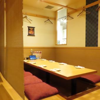 グループで使いやすい4名様用テーブル席をご用意しております。落ち着いた木目調の空間に、床座スタイルの座布団席で、ゆったりとお寛ぎいただけます。さらに半個室風の仕切りがあり、周囲を気にせずに会話や食事を楽しめます◎テーブル席は、ご友人との飲み会やご家族でのお食事、職場の仲間との集まりに最適な空間です。