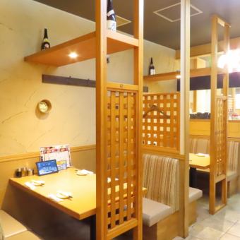 大人数でゆったり過ごせるお座敷席をご用意しております。広々としたテーブルを囲んで、ご家族やご友人、職場の仲間との団らんにぴったりな空間。木製の仕切りで程よく区切られており、プライバシーも確保されているため、落ち着いて会話やお食事を楽しめます◎各席には温かみのある照明が設置され、居心地良い雰囲気です。