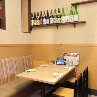座り心地が良く、リラックスして過ごせるソファー席をご用意しています。片側には座り心地の良いベンチシート、反対側には温もりのある木製チェアを配置し、快適さと落ち着きの両方を兼ね備えた空間です。テーブルは広めの設計で、グループでのご利用にもぴったりです◎お子様連れのお客様にも安心してご利用いただけます。