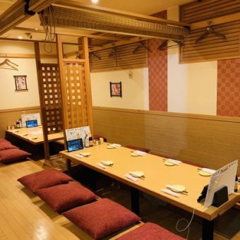 足を伸ばしてゆったり座れる掘りごたつ席をご用意しております♪伝統的な和のスタイルながら、現代的な快適さも兼ね備えた空間で、リラックスして食事を楽しめます。温かみのある照明が雰囲気を演出。テーブル下には足を入れられるスペースがあり、長時間のご利用でも快適◎和の趣を感じて、ゆったりした時間を過ごせます。