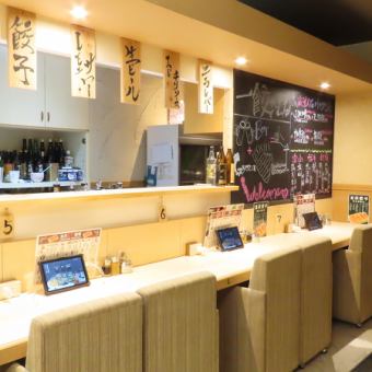 お一人様大歓迎のカウンター席をご用意しております！気軽にサク飲みしたい方や、友達同士での気兼ねない飲み会にもぴったりです◎各お席には注文用のタブレットを設置してありますので、スムーズにオーダーが可能です。お仕事帰りの一杯や、ちょっとした気分転換にも最適なカウンター席で、自由な時間をお楽しみください！