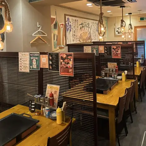 店内は落ち着いた雰囲気で、半個室の座れるテーブル席は居心地抜群!お料理はリーズナブルな価格なので、仕事終わりのサク飲みや友人とのお食事にもオススメです◎32名様までのご宴会も可能で、食べ放題&飲み放題のお得なコースもございます☆歓送迎会や打ち上げ、女子会、家族で食事等様々なシーンで、ぜひご利用下さい!