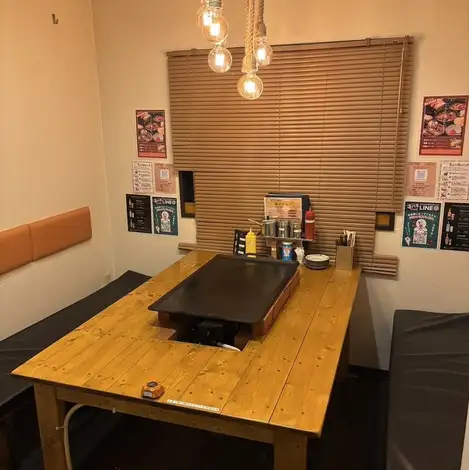 鉄板付きのテーブル席をご用意しておりますので、お好み焼きやもんじゃ焼きを目の前で焼いてお楽しみいただけます。店内は全席電子タバコのみ可能で、お子様連れでのご来店も可能です!もんじゃ焼き食べ放題コースは、なんと小学4年生以下のお子様は無料♪お好み焼きやもんじゃ焼きを囲んで、笑顔があふれるひとときを☆