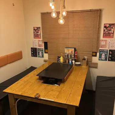 鉄板付きのテーブル席では、お客様ご自身でお好み焼きやもんじゃを焼いて、お召し上がりいただけます。皆様で一緒にワイワイ楽しめるので、会社の歓送迎会や二次会などの、各種宴会にもオススメです◎アツアツの鉄板を囲んで、お好み焼きの香りと楽しい雰囲気が広がるテーブル席は、素敵な思い出に残ること間違いなし♪
