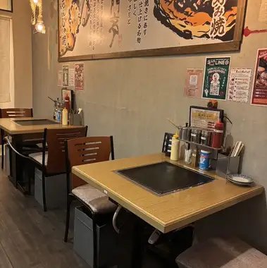鉄板付きのテーブル席では、お客様ご自身でお好み焼きやもんじゃを焼いて、お召し上がりいただけます会社の歓送迎会や二次会などの、各種宴会にもオススメです◎アツアツの鉄板を囲んで、お好み焼きの香りと楽しい雰囲気が広がるテーブル席は、素敵な思い出に残ること間違いなし♪仕切り有になります。