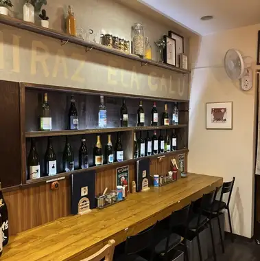 カウンター席では、目の前で料理人がお好み焼きを焼いている様子を見ることができ、その香りや音を楽しむことができます！カウンター席ならではのアットホームな雰囲気で、お一人様でも気軽にお食事をお楽しみいただけます☆ぜひカウンター席で、本格的なお好み焼きを味わいながら、楽しいひとときをお過ごしください。