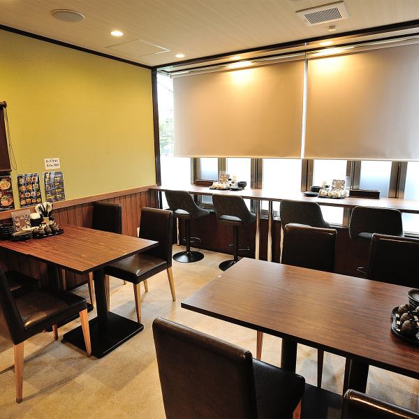 2階のお席はカウンター4席と4名掛けテーブルを2席ご用意しております。カウンターのお席は窓側に完備されておりますので、お一人様でのお食事やデートなど、プライベートなお時間をゆっくりとお楽しみいただけること間違いなしです。