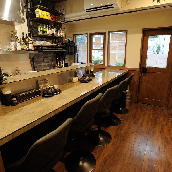 明るく昔ながらの韓国居酒屋をイメージしたカウンターのお席とテーブルのお席をご用意！お席を繋がげることで団体のお客様もご利用いただけます！女子会・デートはもちろん、忘新年会・歓送迎会などの各種宴会のご利用もおまちしております☆