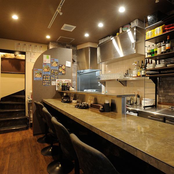 当店では貸切のご予約もうけたまわっております。8～12名で2階のお席を貸切ることが可能です◎会社宴会やご友人との集まりなど中規模の集まりには貸切のご予約がオススメです。貸切についてのご要望、ご人数に関するお問い合わせはお気軽に当店までお問い合わせ下さい。