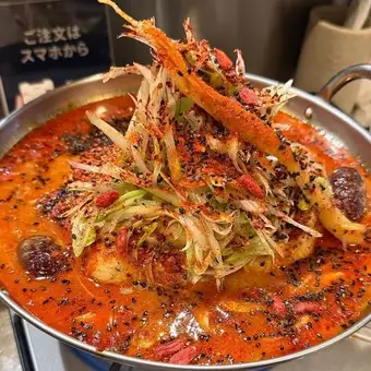 濃厚鶏白湯ベースの赤旨辛参鶏湯鍋 大(3~4人前)5280円(税込)