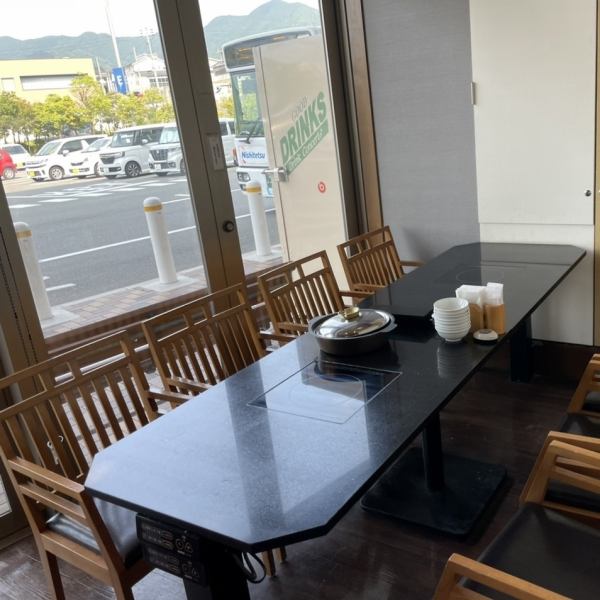 【個室感のあるお席】ベビーカーもお近くに置けるほどの空間となっておりますので団体でご利用される方はこちらへお問い合わせください☆また、木目調の店内と落ち着いた黒いテーブルが大人の上質な空間を演出。