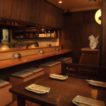 カウンターの目の前にテーブル席があります