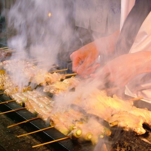 焼き鳥の醍醐味！オープンカウンター16席まで