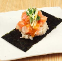 飲めるサーモンの卵かけ包み