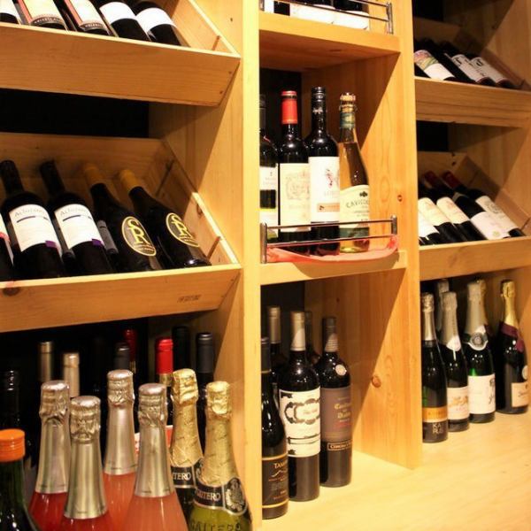世界各国50種類以上のワインをグラス500円～、ボトル2,480円～とお手頃価格でご用意しております。シェフが作り上げる絶品イタリアンとワインを合わせてお楽しみいただけます。新宿で豊富なワインと本格イタリアンが楽しめるお店なら「Vina Vin Vino 新宿店」へ。