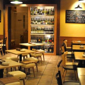 Enjoy over 50 types of wine from all over the world at a reasonable price.It starts from 500 yen for glasses and 2480 yen for bottles.We offer an affordable 2H all-you-can-drink course from 8 items for 4000 yen.3 minutes from the east exit of Shinjuku Station, please come to "Vina Vin Vino Shinjuku" for a fashionable popular wine bar.