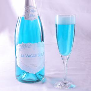 SNS映え間違いなし。幸せを呼ぶ青いスパークリングワイン「ラ・ヴァーク」は6色以上のカラフルなラインナップ！