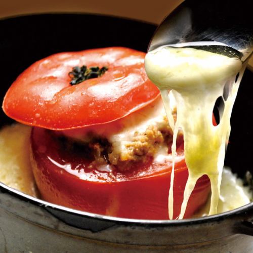 ゆったりと寛げるソファー席で本格イタリアンを楽しめます。人気の「丸ごとトマトのオーブン焼き」は950円(税込)。是非ご賞味ください。
