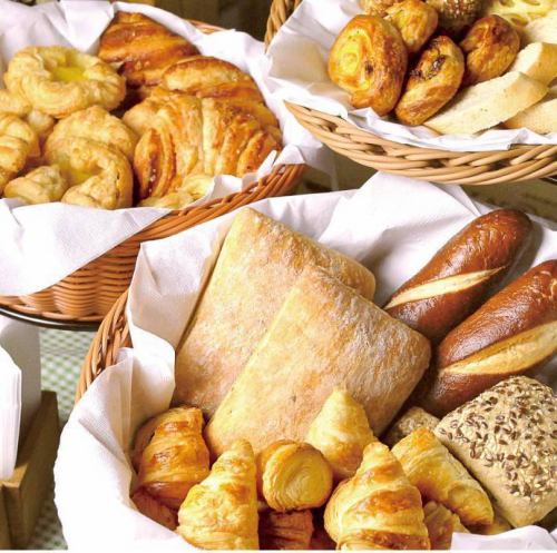 A special bread buffet for lunch in Shinjuku