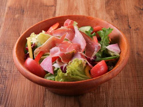 Colorful vegetable and prosciutto salad