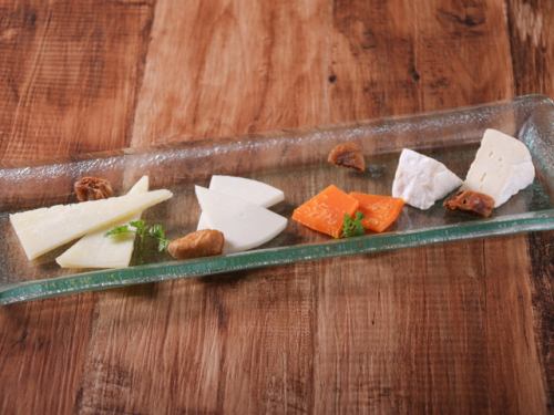 4 kinds of cheese plate