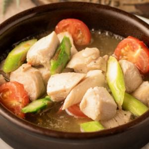 罗勒鸡肉和番茄蒜香酱