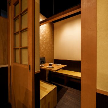 日式包间可供2人小团体使用。请毫不犹豫地与您的朋友一起享受宴会和用餐。