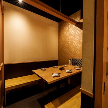 日式包间可供2人小团体使用。请毫不犹豫地与您的朋友一起享受宴会和用餐。