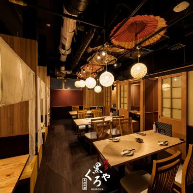［2～4名様］洗練された和の空間が広がる店内は、温かみのある木目調の内装に、柔らかな光を放つ照明と和傘の装飾が上品な趣を添えています。特別なひと時をゆったりと過ごせる、和モダンな空間です。