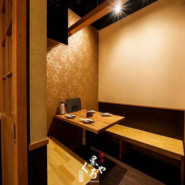 ［2～4名様］上質な木の温もりに包まれた扉付き個室は、落ち着いた灯りと金箔風の壁が織り成す和の美しさが際立つ空間。大切なひと時を心から寛げる贅沢な時間へ導きます。接待や記念日にも最適です。