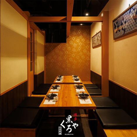 宴会や飲み会などさまざまなシーンに最適な扉付き個室を完備。温かみのある照明と金彩のアクセント壁が、静謐な雰囲気を醸し出します。落ち着きと格調を両立させた個室空間でゆったりお寛ぎ頂けます。