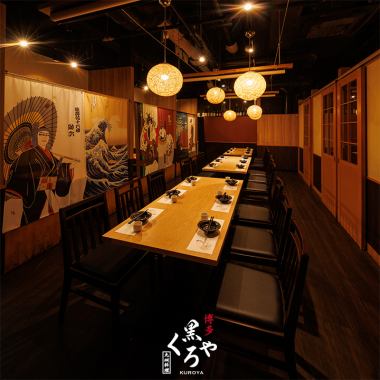 ［100名様］和の装飾が壁面を彩る店内は、まるで時代絵巻の中に迷い込んだような趣。繊細な和柄の暖簾が視覚に心地よい余韻を残し、温かな灯りがテーブルを優しく包み込みます。宴席にも最適です。