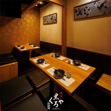 ［6～8名様］木の質感を活かしたテーブルと黒の座布団が絶妙に調和した個室空間。お食事のひとときを、静かに心豊かに過ごして頂けるよう設えた、まさに隠れ家のような大人のための上質な寛ぎ空間です。