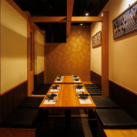 宴会や飲み会などさまざまなシーンに最適な扉付き個室を完備。温かみのある照明と金彩のアクセント壁が、静謐な雰囲気を醸し出します。落ち着きと格調を両立させた個室空間でゆったりお寛ぎ頂けます。