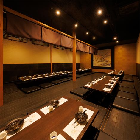 最大44名様までご利用可能な掘りごたつ席の広々とした空間は、団体様での会社の宴会やお祝いの席にも最適。足元ゆったりで、長時間でも快適な座り心地を保ち、格式ある和のおもてなしを感じて頂けます。