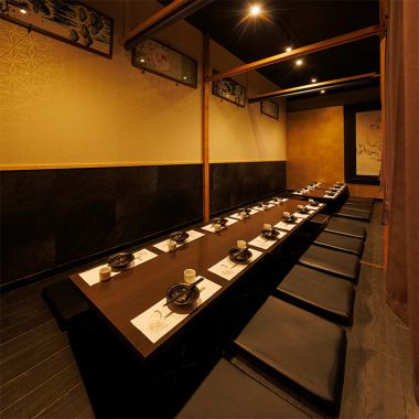 【可容纳2~4人】设有下沉式被炉的日式座位,可舒展双腿,放松身心。黑色的靠垫和深桌,加上墙壁上精致的日式设计,营造出优雅的氛围。它也非常适合举办大型宴会。